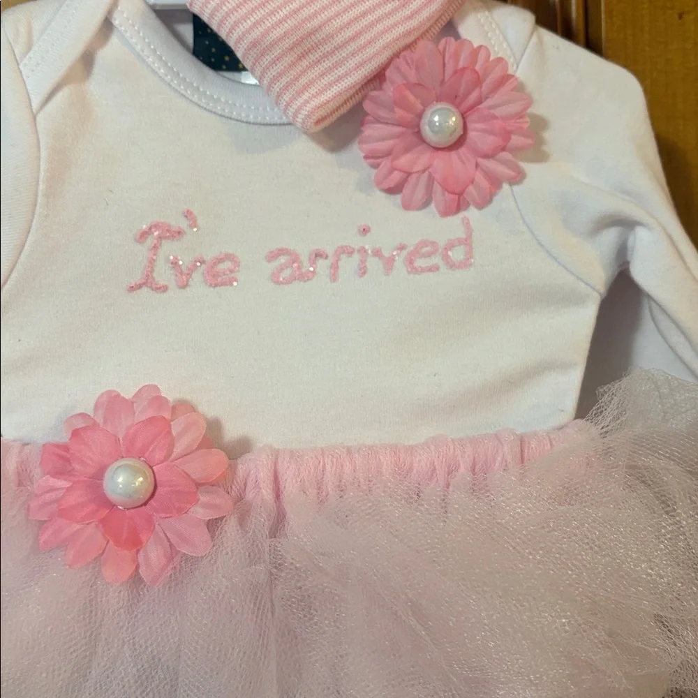 Glitz Kids White Newborn Onesie - Handmade - Detached Tutu - Pink Hat